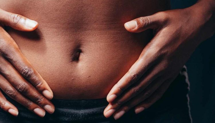 o que pode causar mau cheiro no umbigo